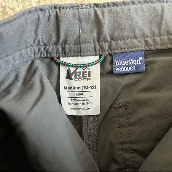 REI kids Sahara convertible pants size medium
In great condition. - Picture 3 of 3